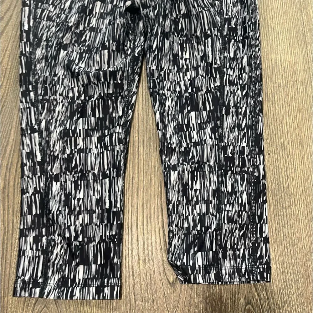 Nike Leggings Dri Fit Capri Athletic Yoga Gym Geometric Black Gray Size Small